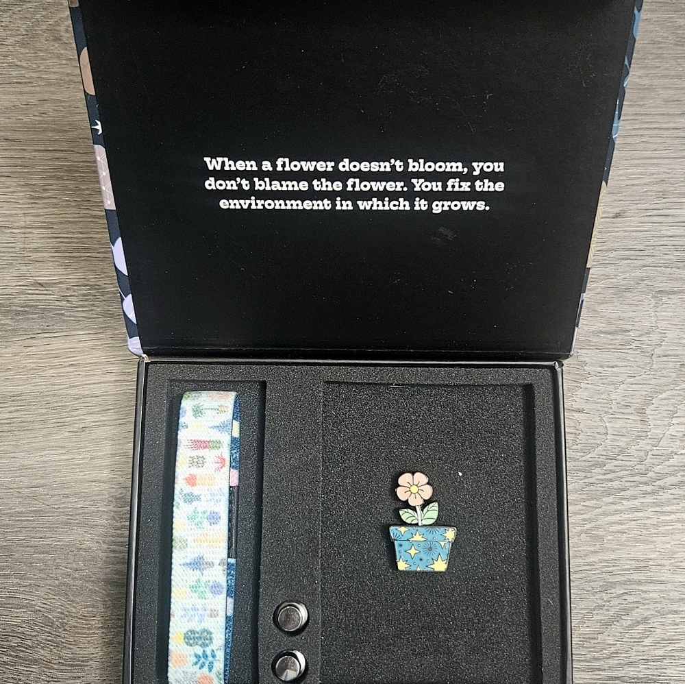 ZOX "GROW WITH IT" #58 PEARL WRISTBAND & PIN NEW MEDIUM Magnetic Collectible Box